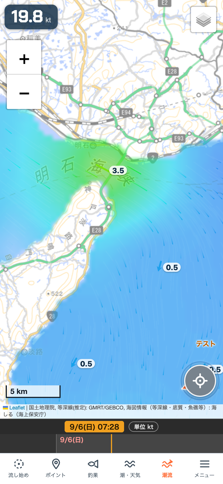 umizuの地図に潮流を重ねた画面。流れの数値と、下部の時刻タイムライン、単位の切り替えが写っている。