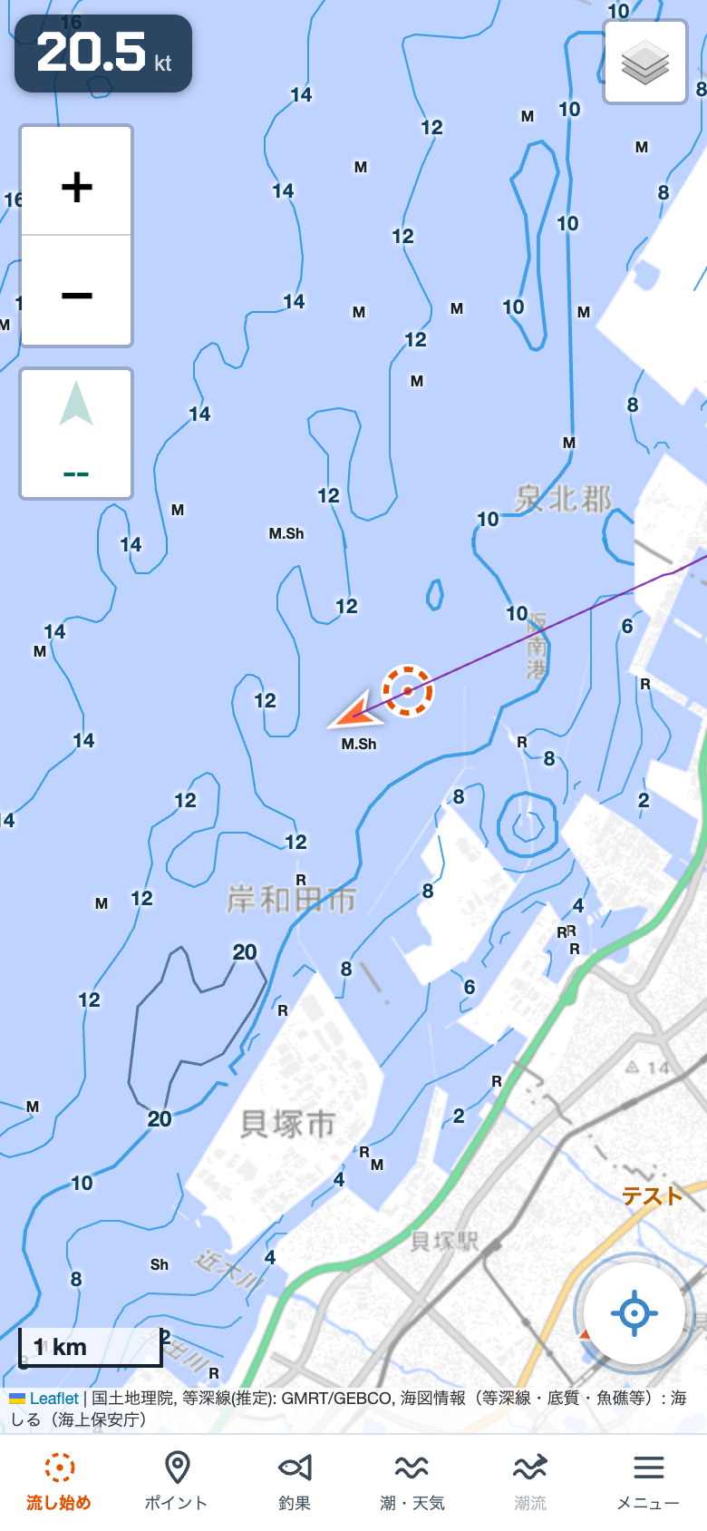 umizuの地図画面。自船の矢印と通ってきた軌跡、流し始めの印、左上の流向インジゲータ、下部の操作ボタンが写っている。